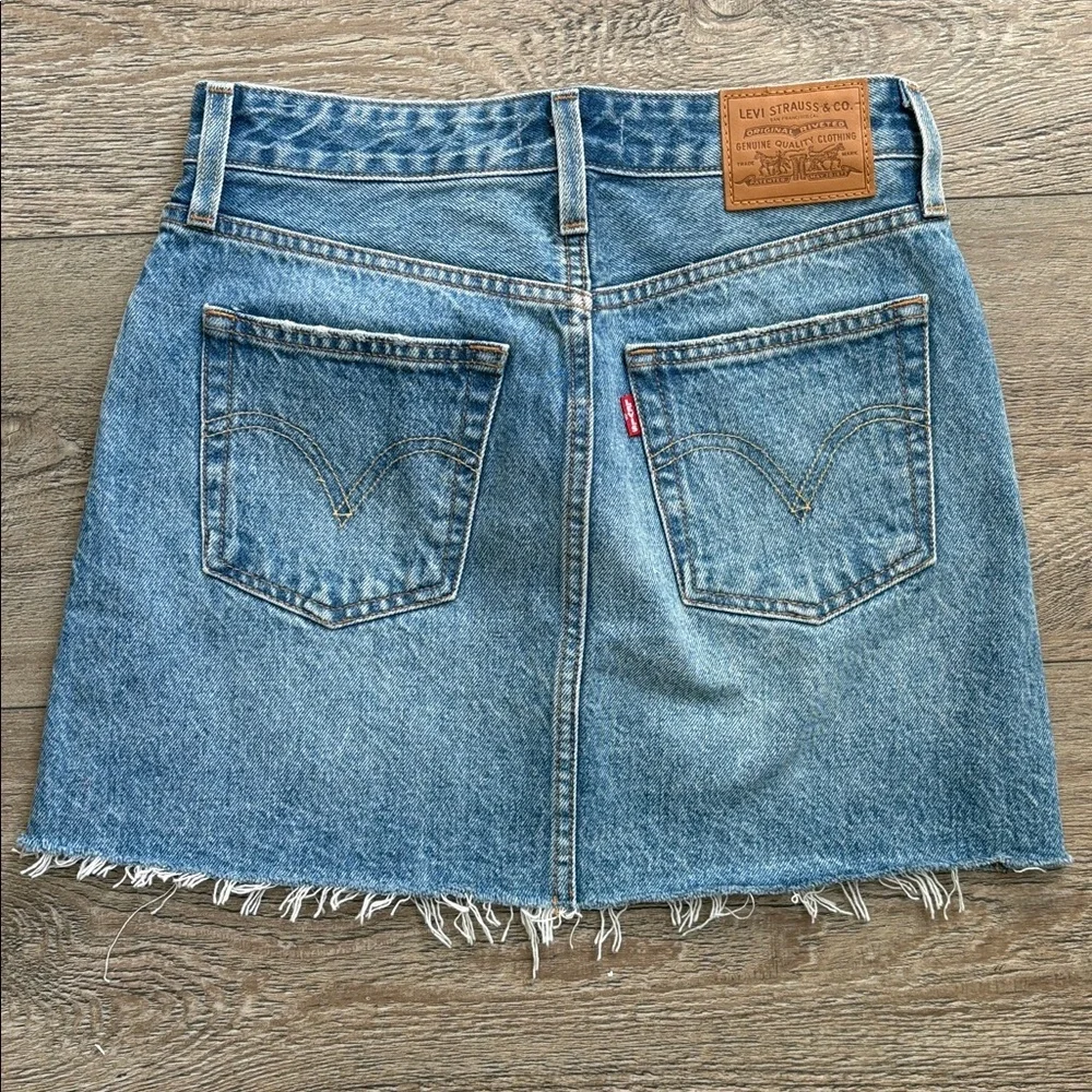 Levi’s Denim Icon Mini High Waisted Jean Skirt w Distressed Seam Details - Picture 3 of 5